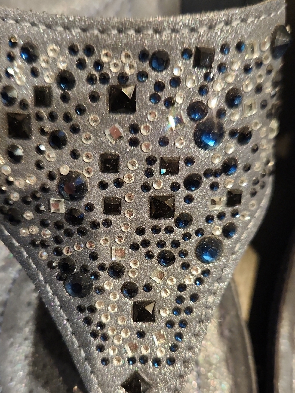 EUC Women’s Embellished Silver Thong Sandals SZ 9 - Picture 2 of 4